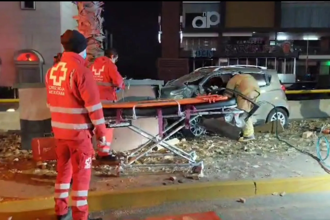 Choca contra palmera por ir a exceso de velocidad y queda atrapado