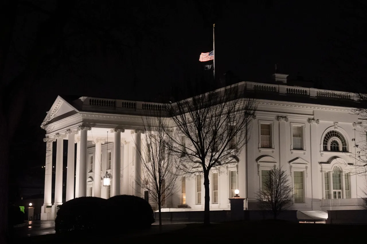 ¿Por qué las banderas se izarán a media asta en la toma de posesión de Trump?