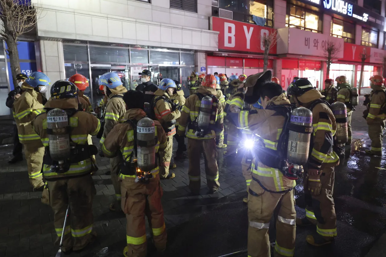 Bomberos combaten incendio en edificio comercial en Corea del Sur