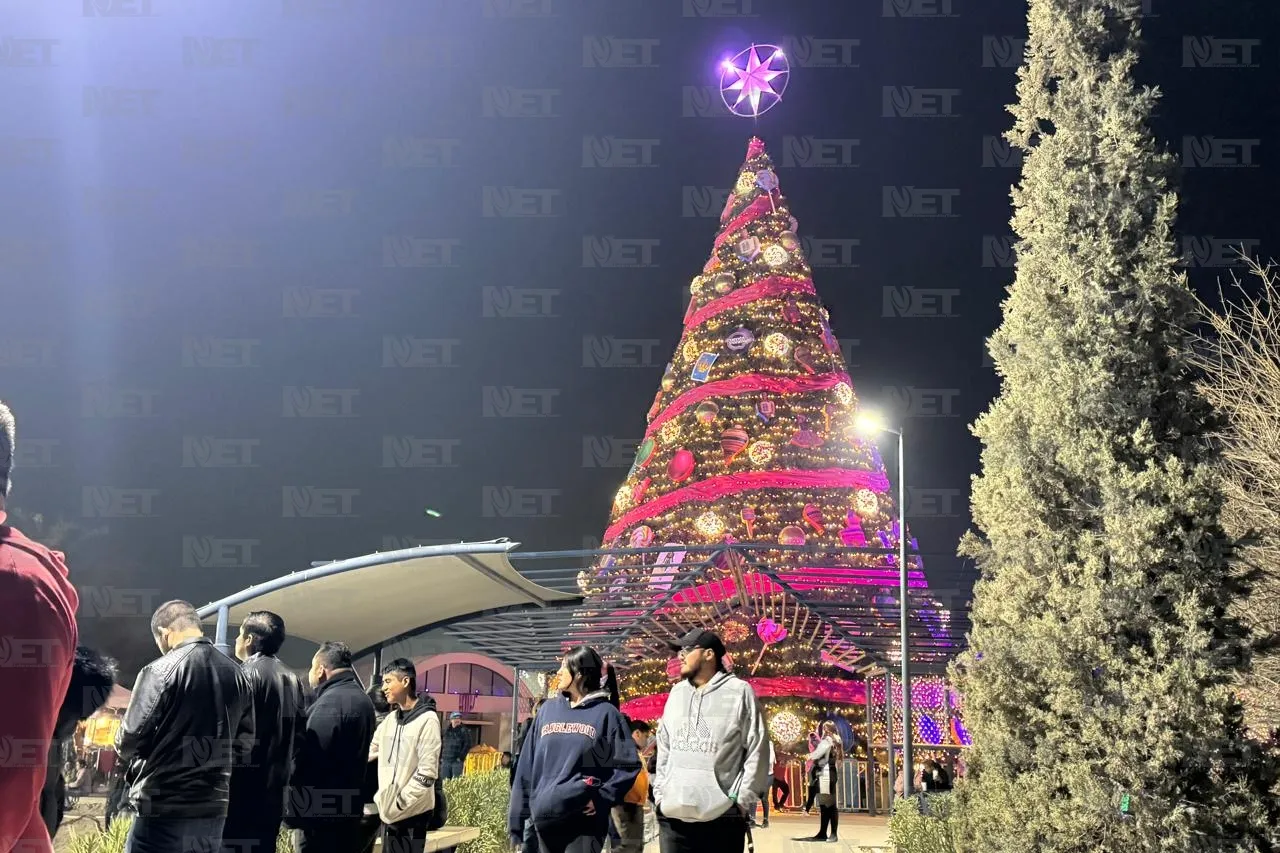 Disfrutan familias juarenses la Villa Navideña en el Parque Central