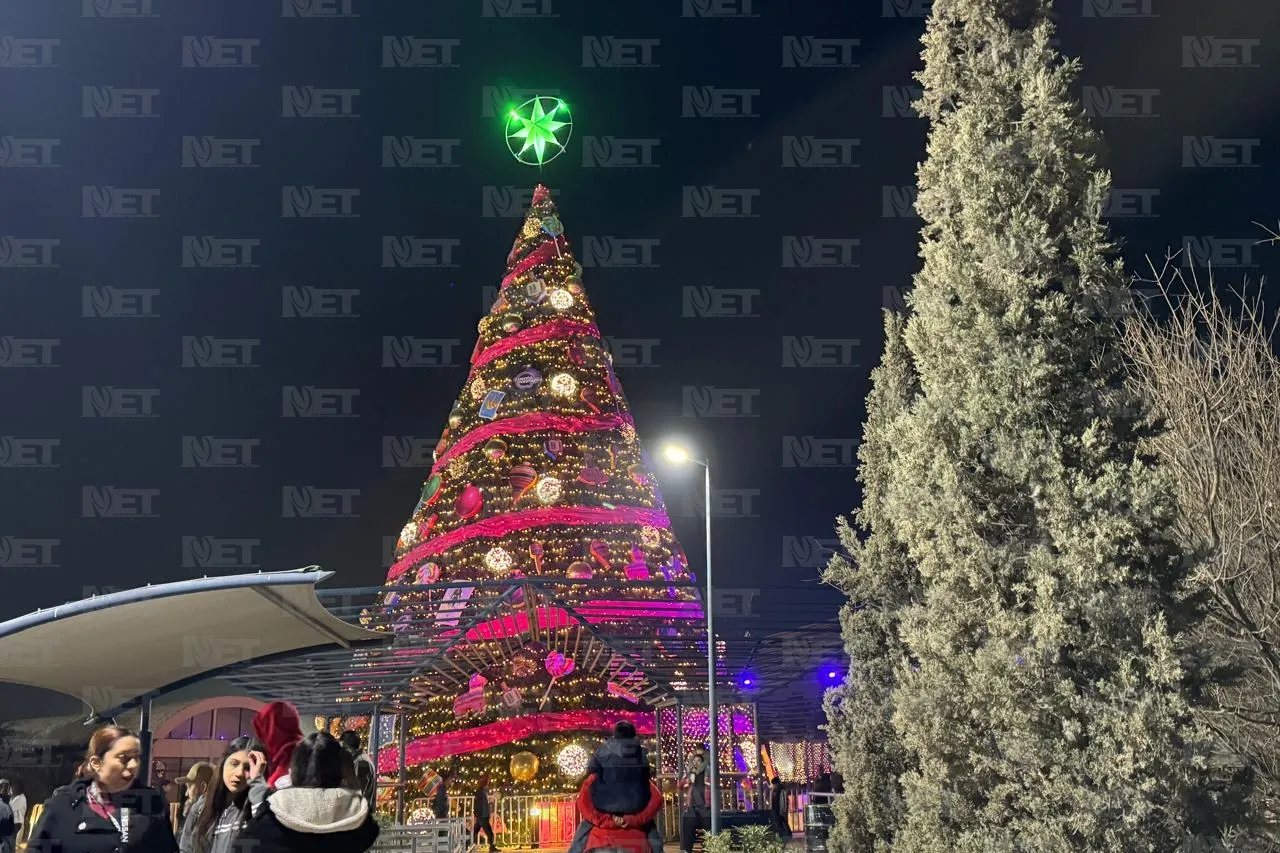 Disfrutan familias juarenses la Villa Navideña en el Parque Central