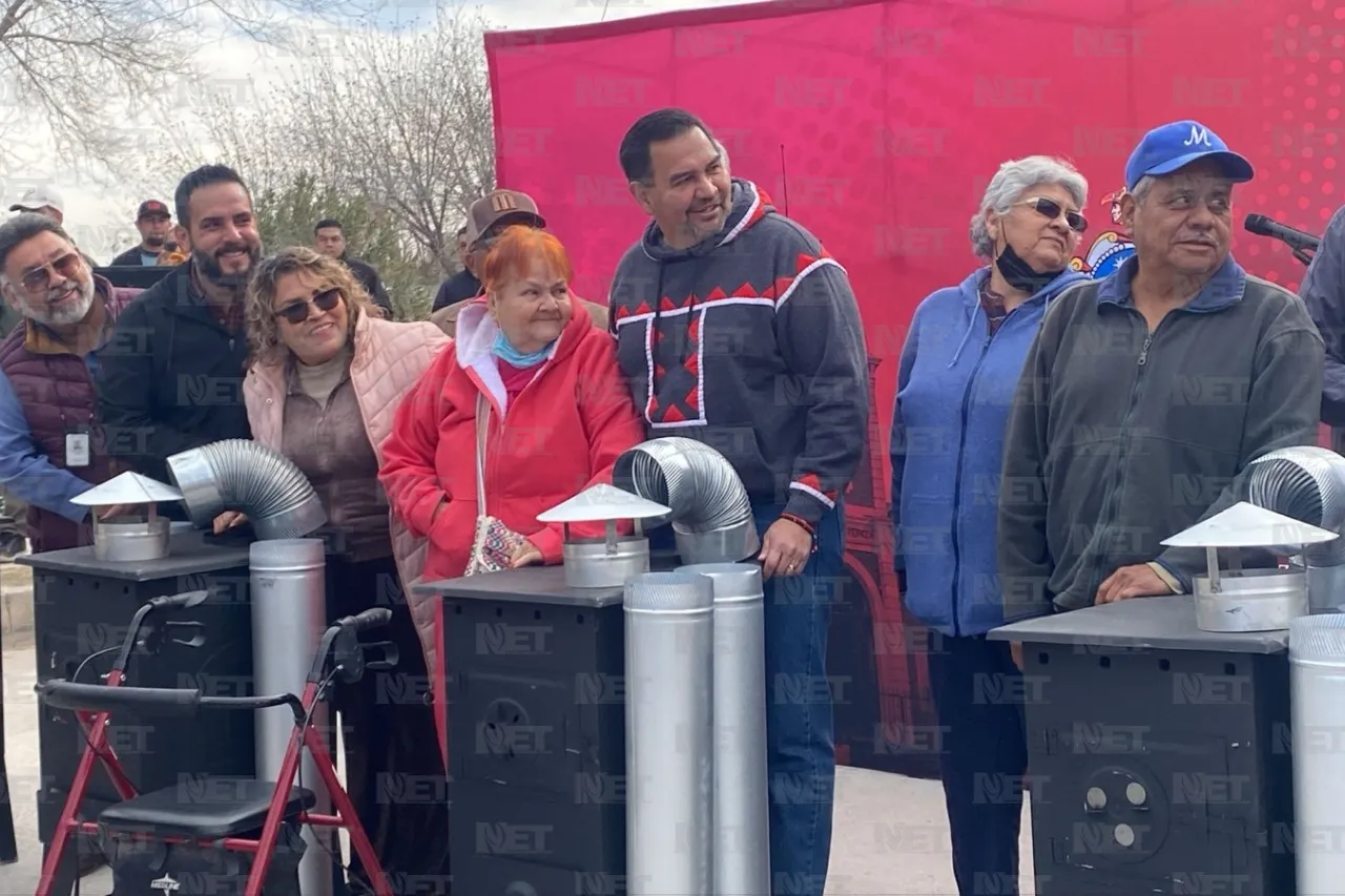 Llevan calentones de leña hasta pobladores de San Isidro