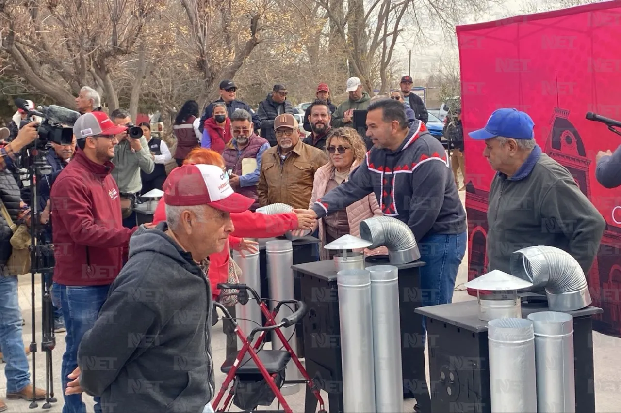 Llevan calentones de leña hasta pobladores de San Isidro