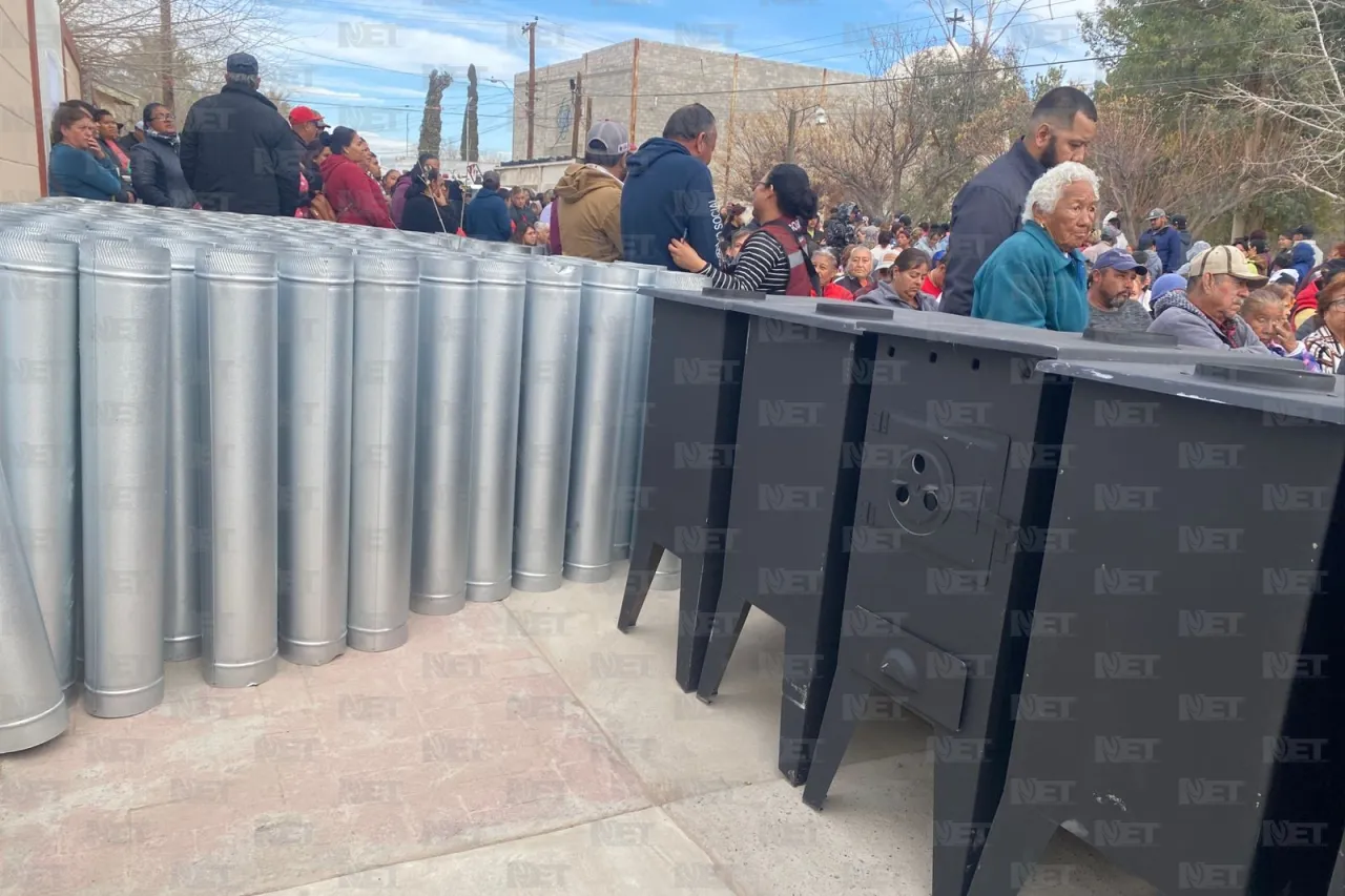 Llevan calentones de leña hasta pobladores de San Isidro