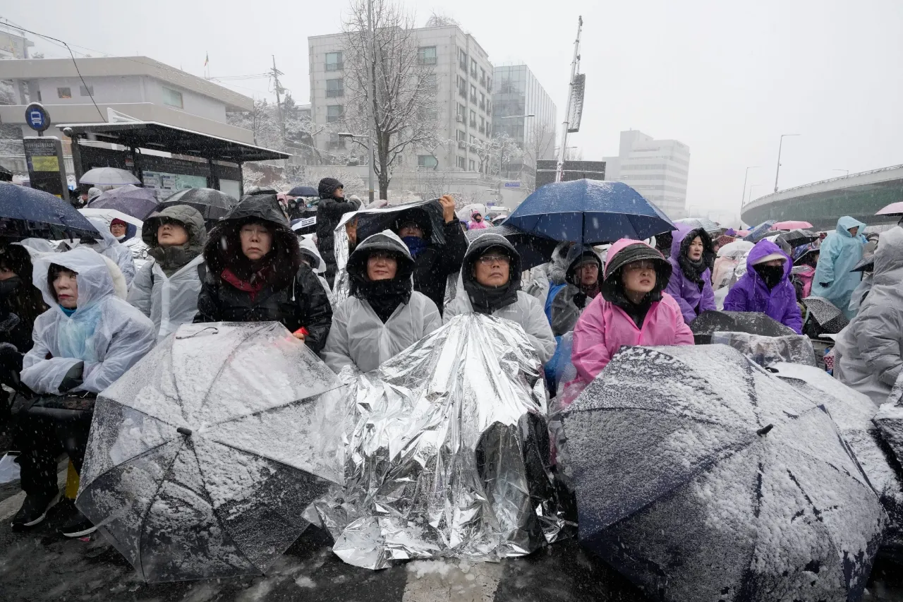 Manifestantes surcoreanos desafían el frío exigiendo la destitución de Yoon