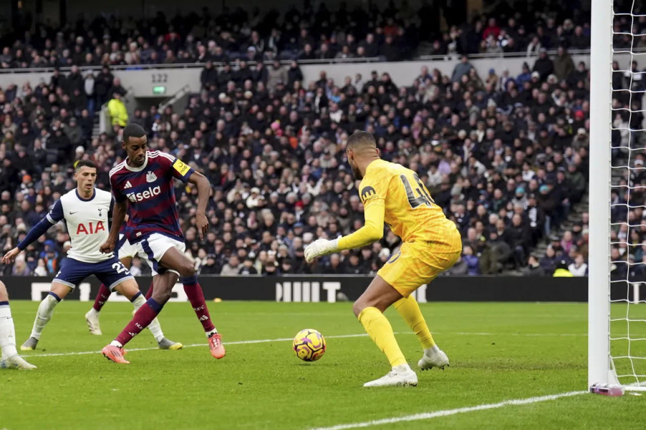 Isak anota de nuevo y Newcastle gana en casa del Tottenham