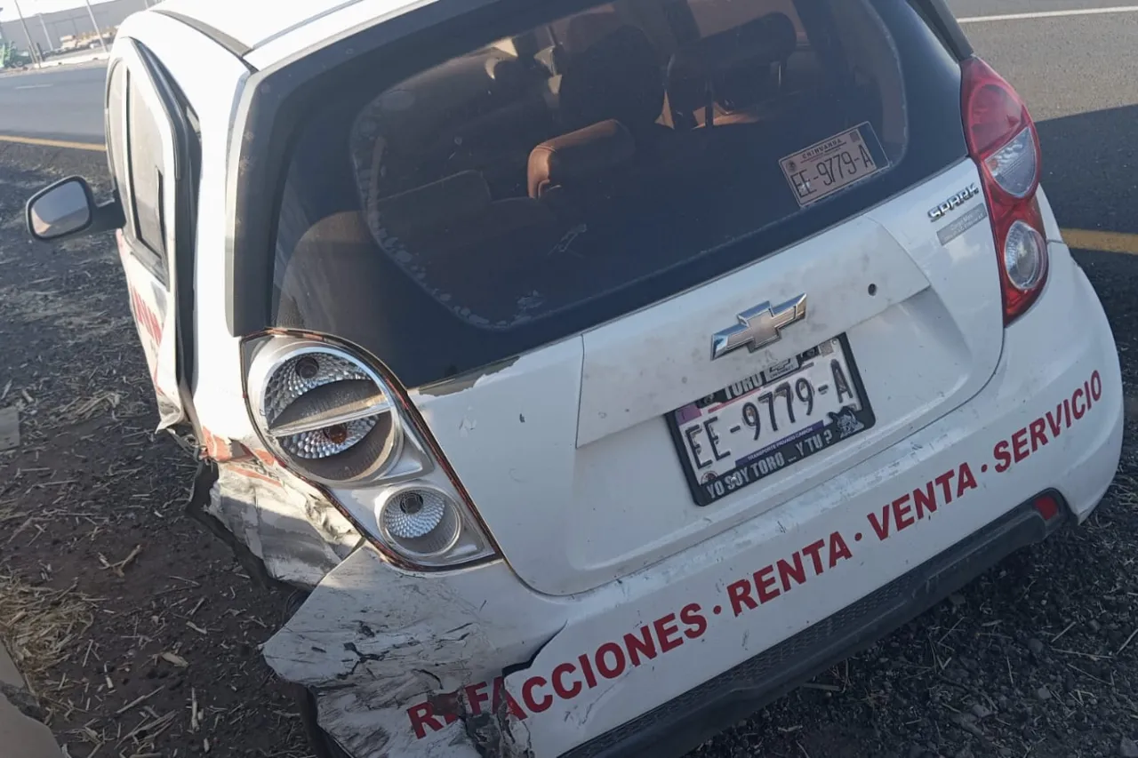 Vuelca auto en corredor comercial de Cuauhtémoc