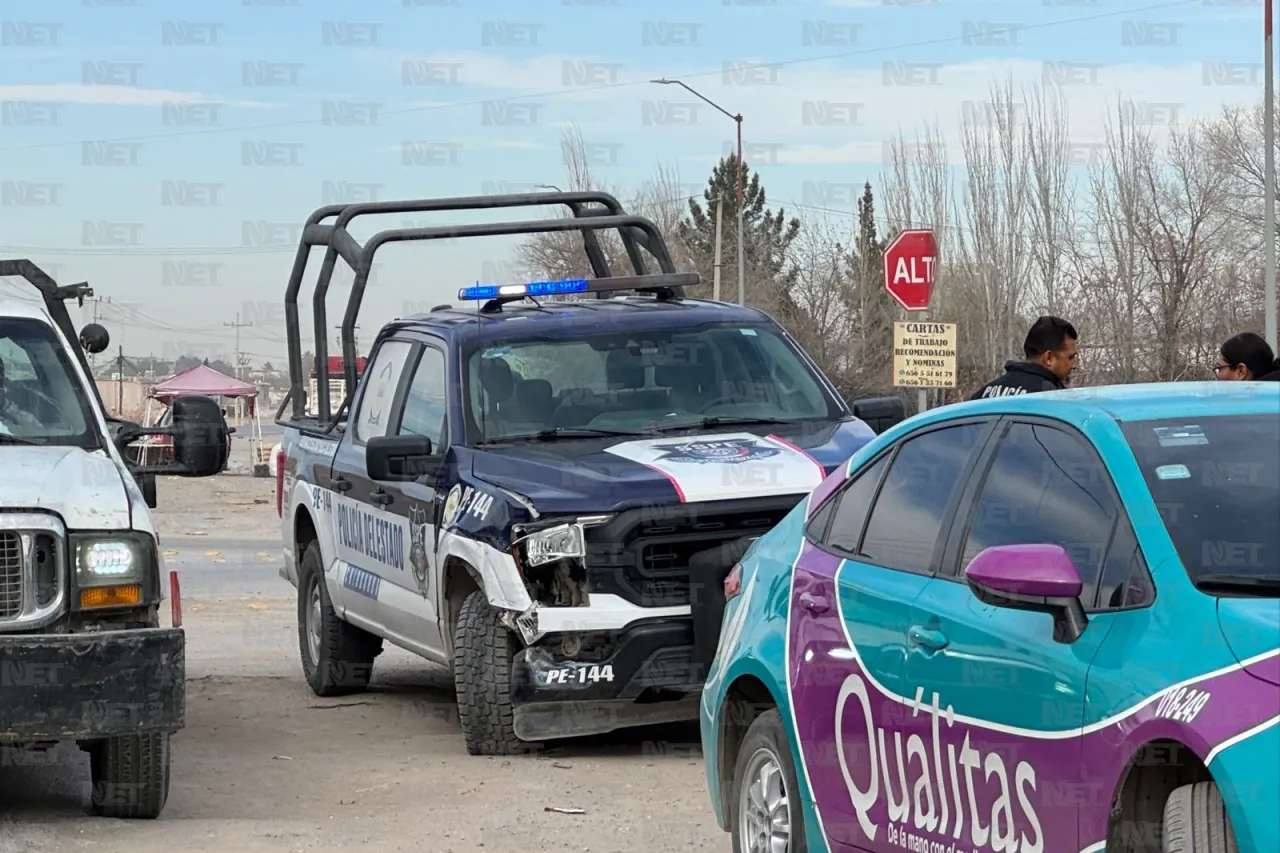 Chocan estatales contra taxi tras pasarse un alto