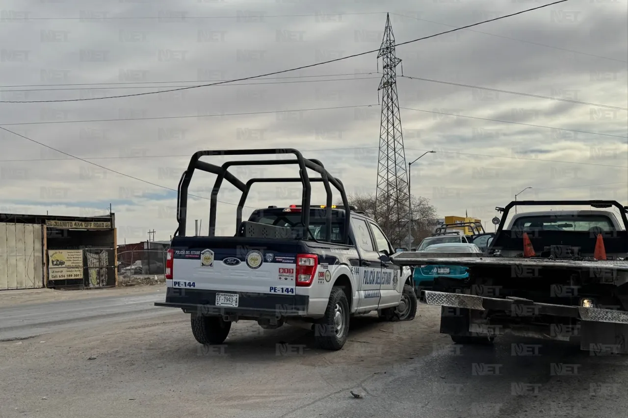 Chocan estatales contra taxi tras pasarse un alto