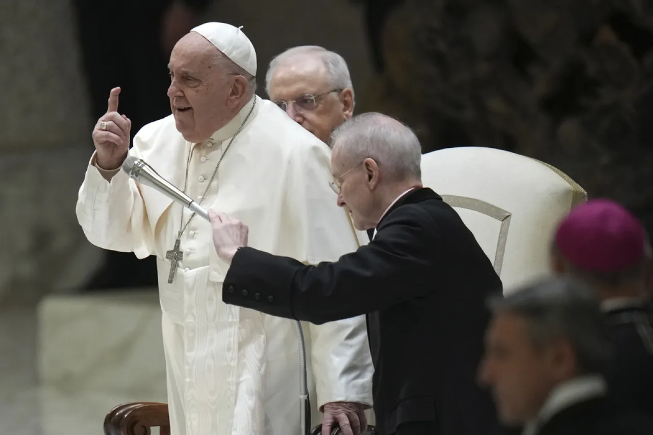 Papa afirma que acoso escolar prepara a jóvenes para la guerra, no la paz