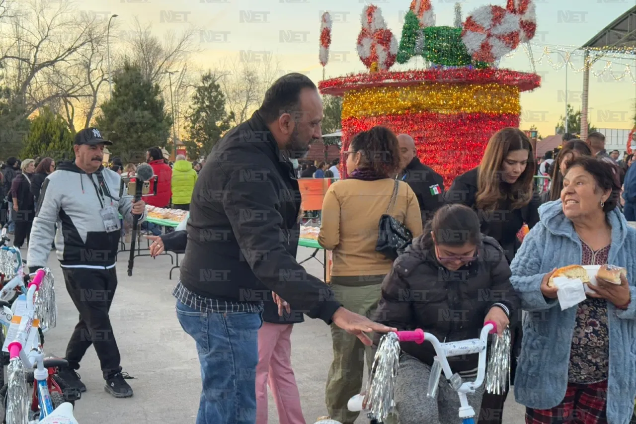 Parten megarosca de reyes en Villa Navideña del DIF