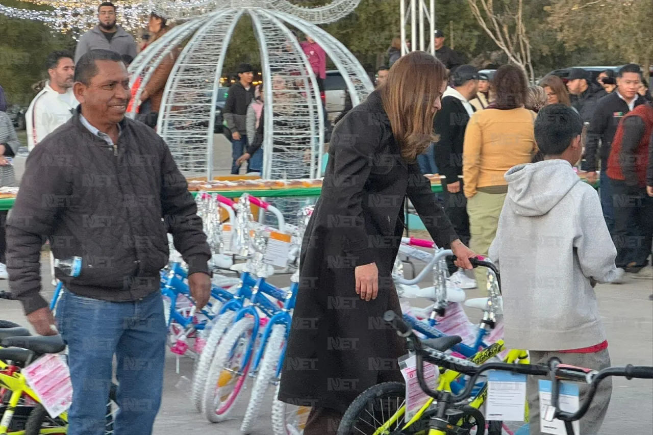 Parten megarosca de reyes en Villa Navideña del DIF