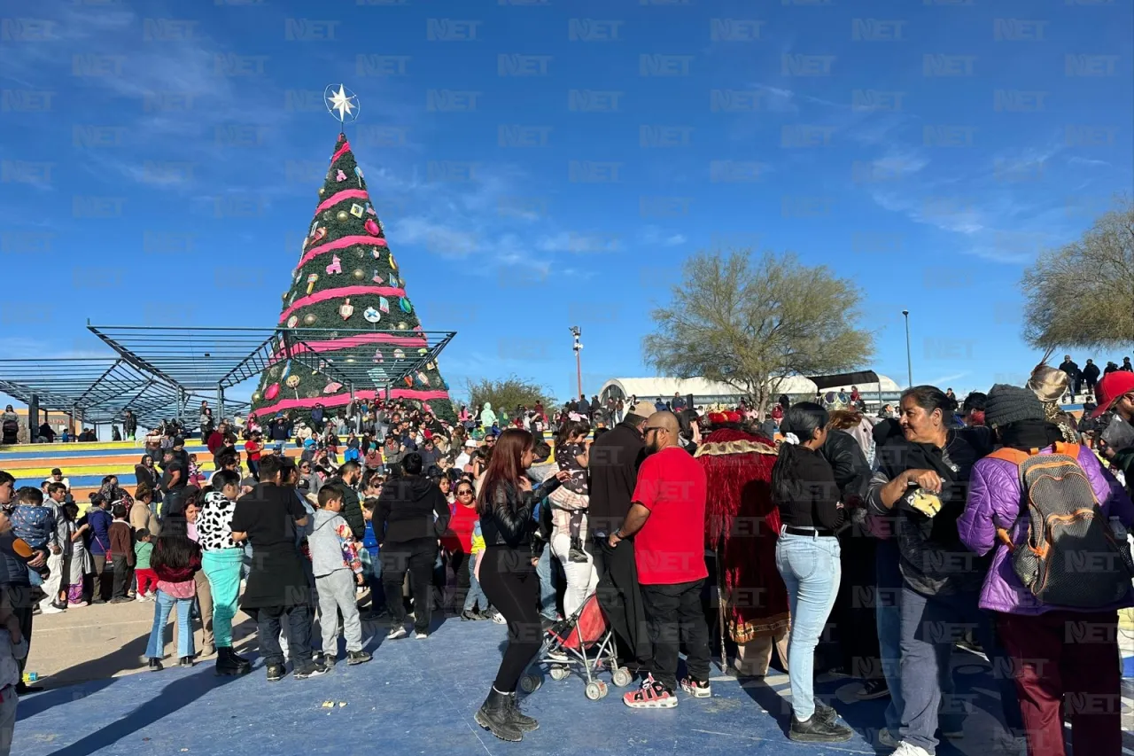 Celebran infantes la llegada de los Reyes Magos en el Parque Central