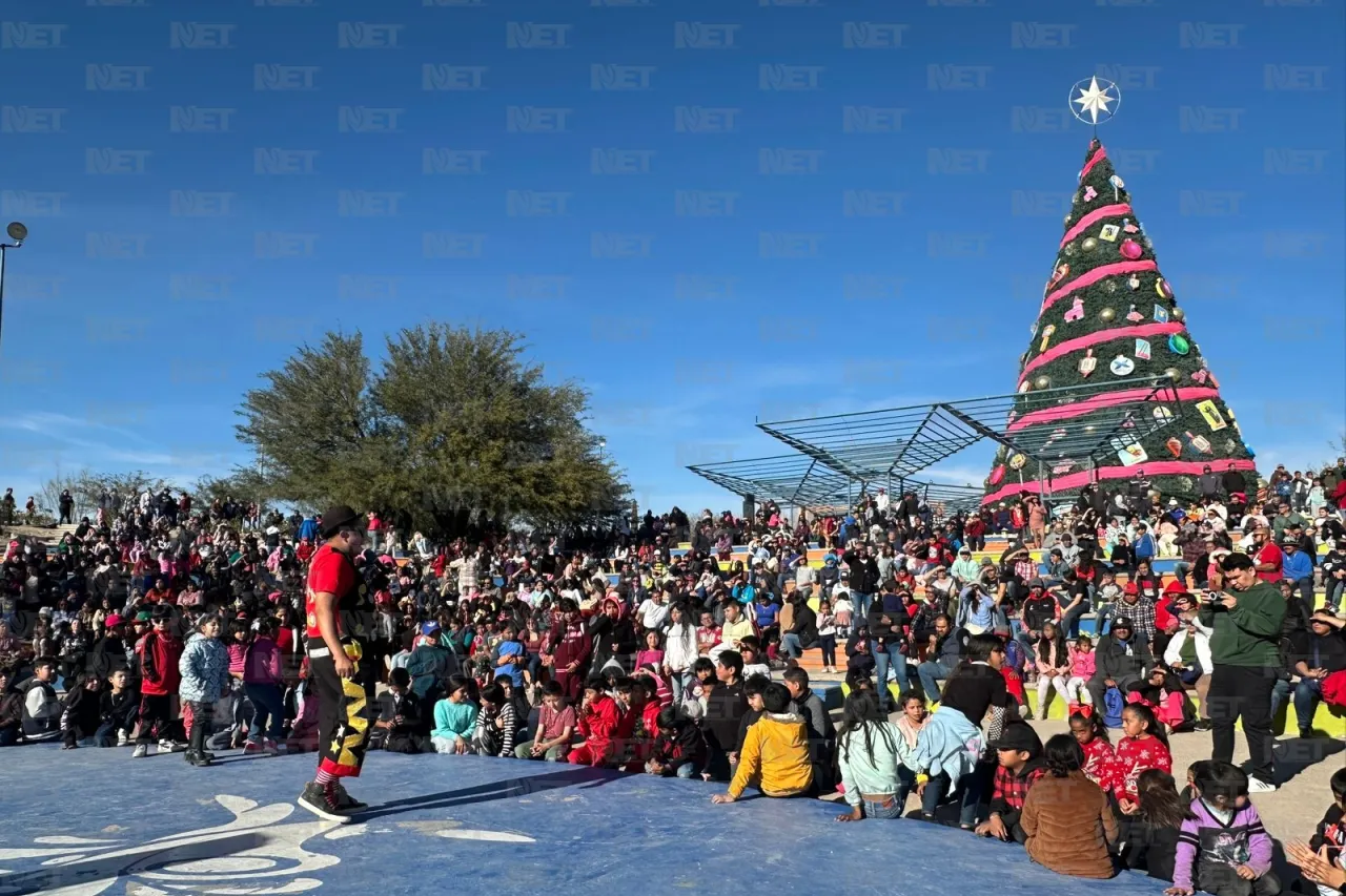 Celebran infantes la llegada de los Reyes Magos en el Parque Central