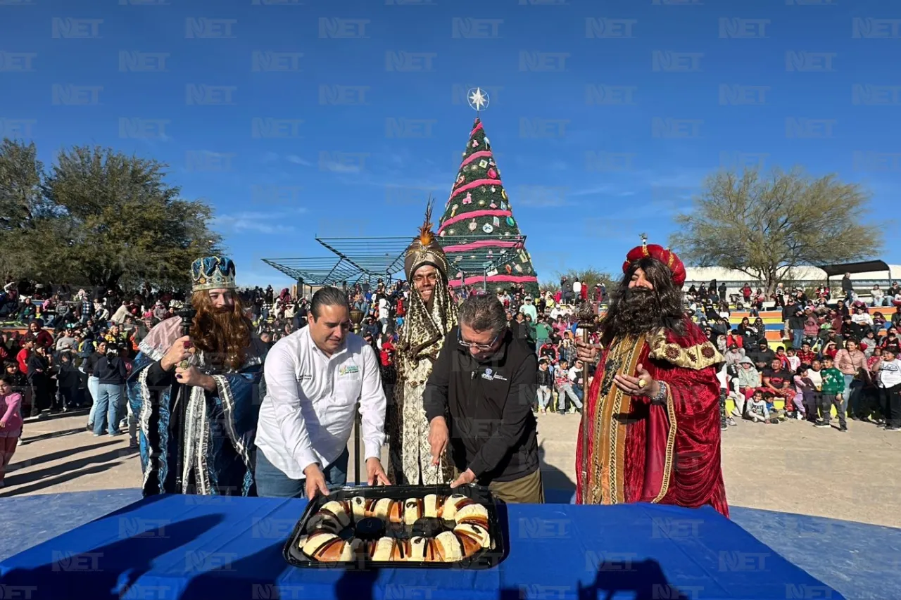 Celebran infantes la llegada de los Reyes Magos en el Parque Central