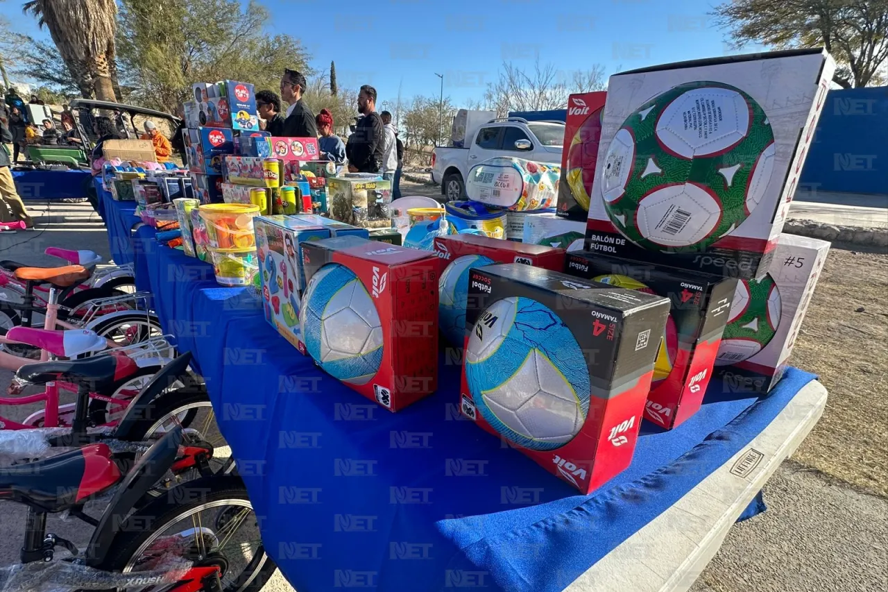 Celebran infantes la llegada de los Reyes Magos en el Parque Central