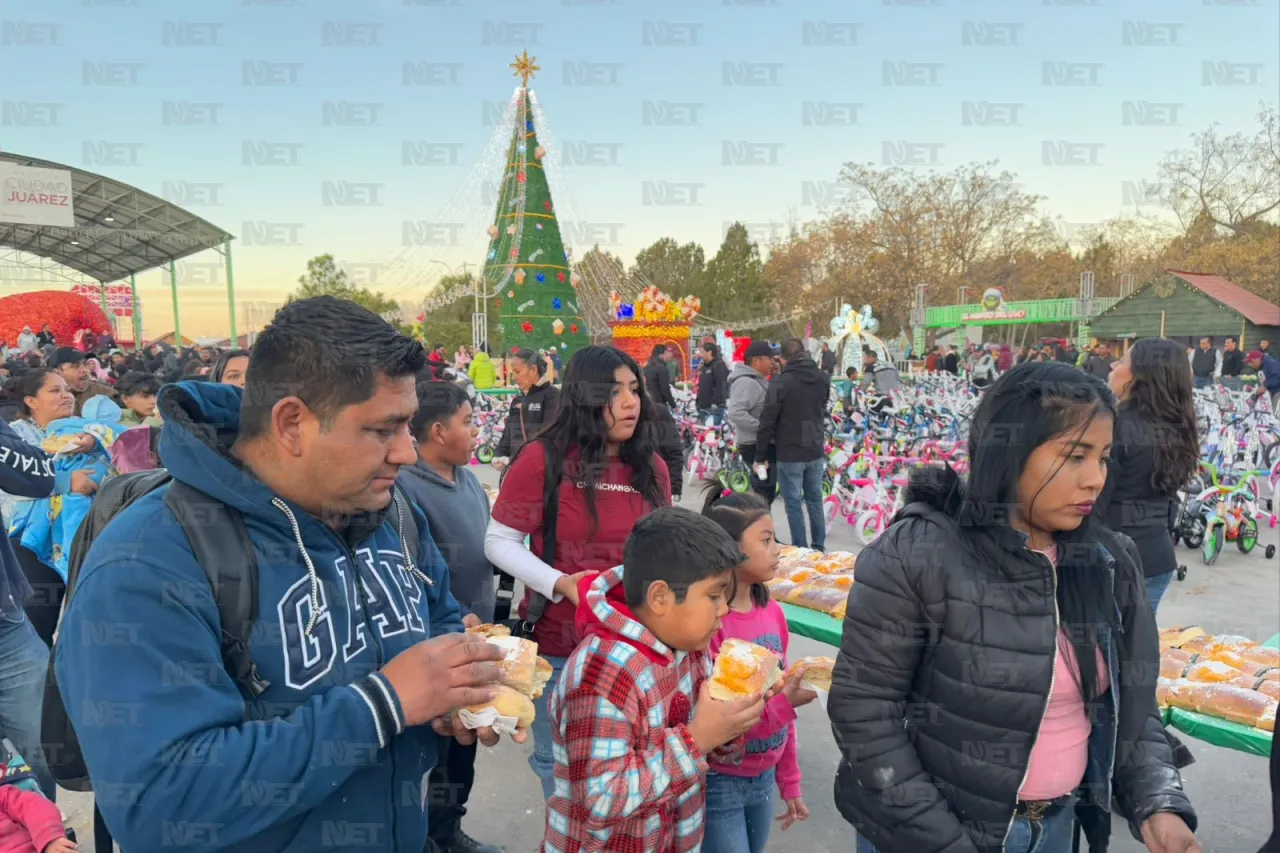 Parten megarosca de reyes en Villa Navideña del DIF