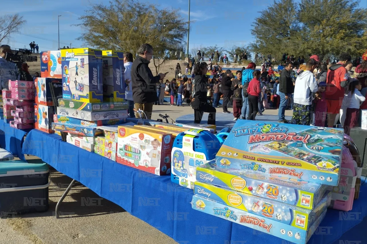 Celebran infantes la llegada de los Reyes Magos en el Parque Central