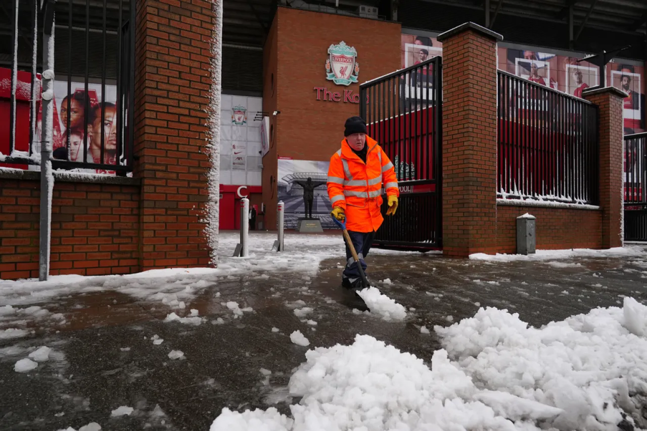 Liverpool- Man United se jugará tras revisión de seguridad por onda gélida