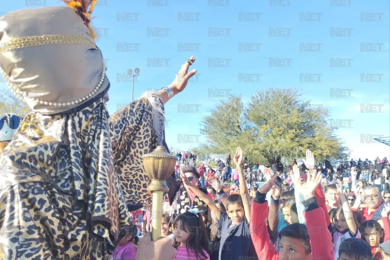 Celebran infantes la llegada de los Reyes Magos en el Parque Central