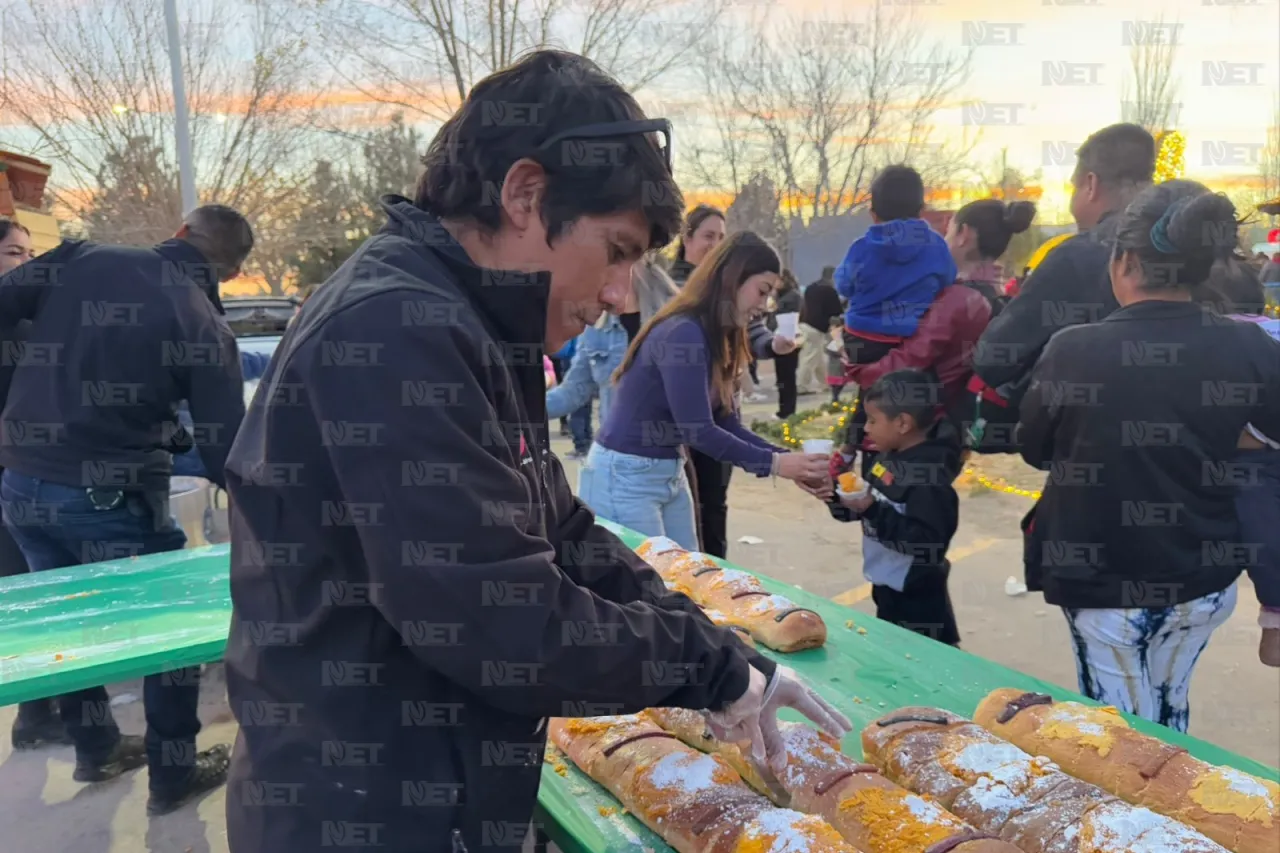 Parten megarosca de reyes en Villa Navideña del DIF