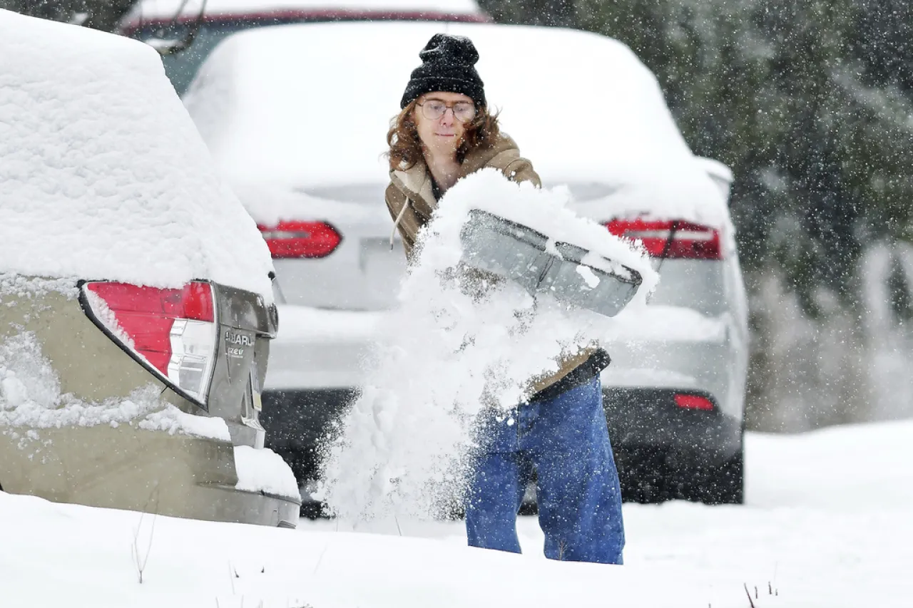 Advierten sobre nieve y hielo por fuerte tormenta invernal en EU