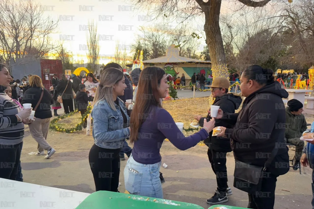 Parten megarosca de reyes en Villa Navideña del DIF