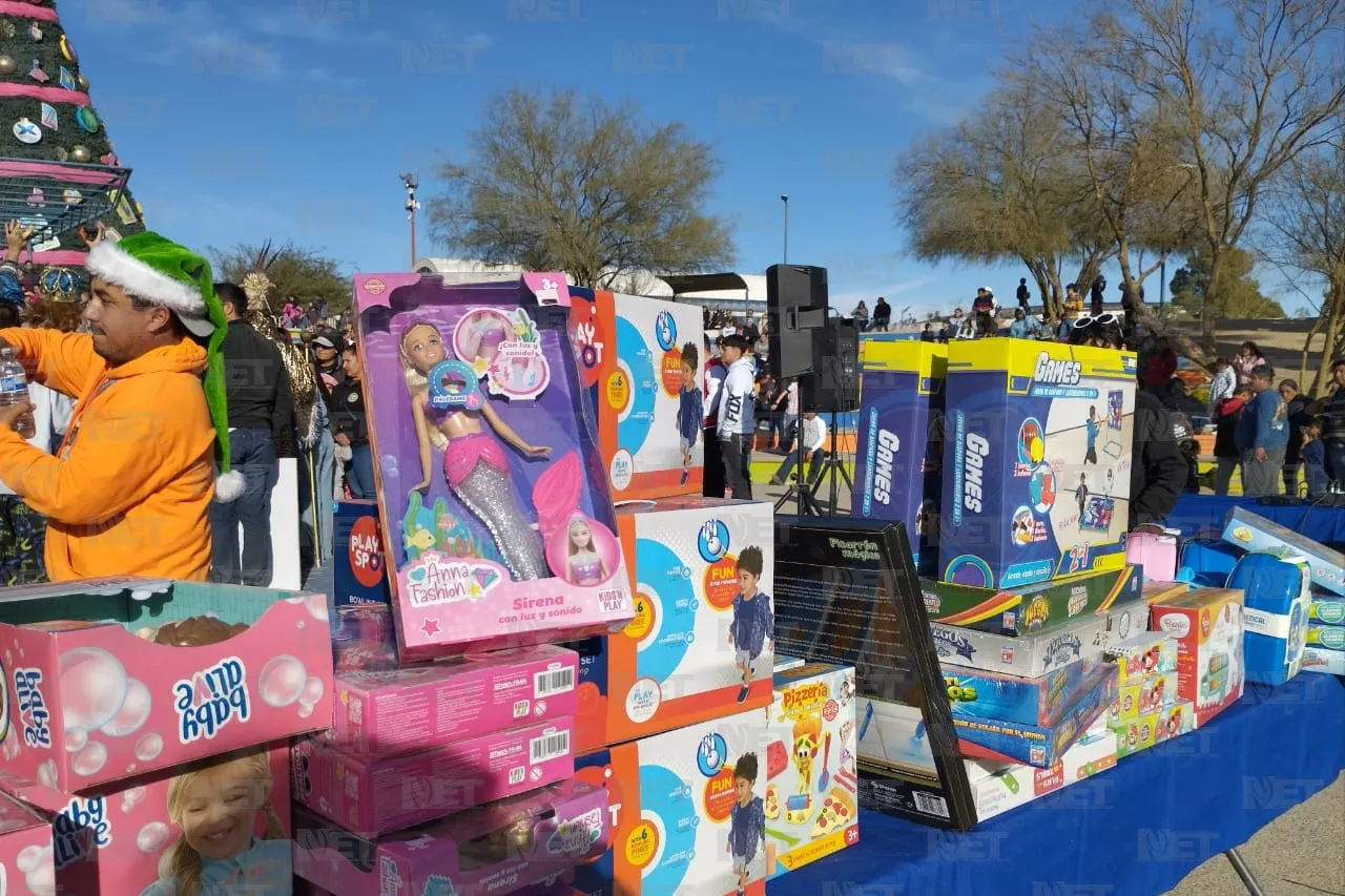 Celebran infantes la llegada de los Reyes Magos en el Parque Central