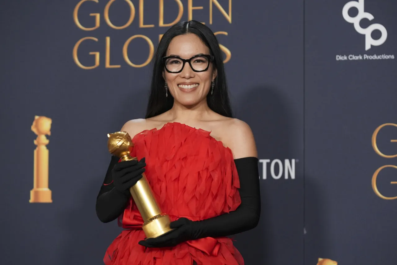 Demi Moore y Sebastian Stan triunfan en los Globos de Oro