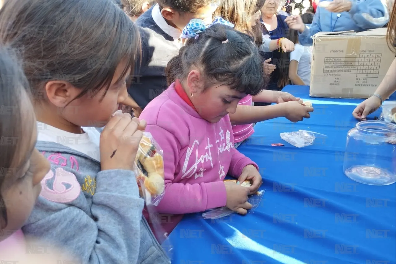 Celebran infantes la llegada de los Reyes Magos en el Parque Central