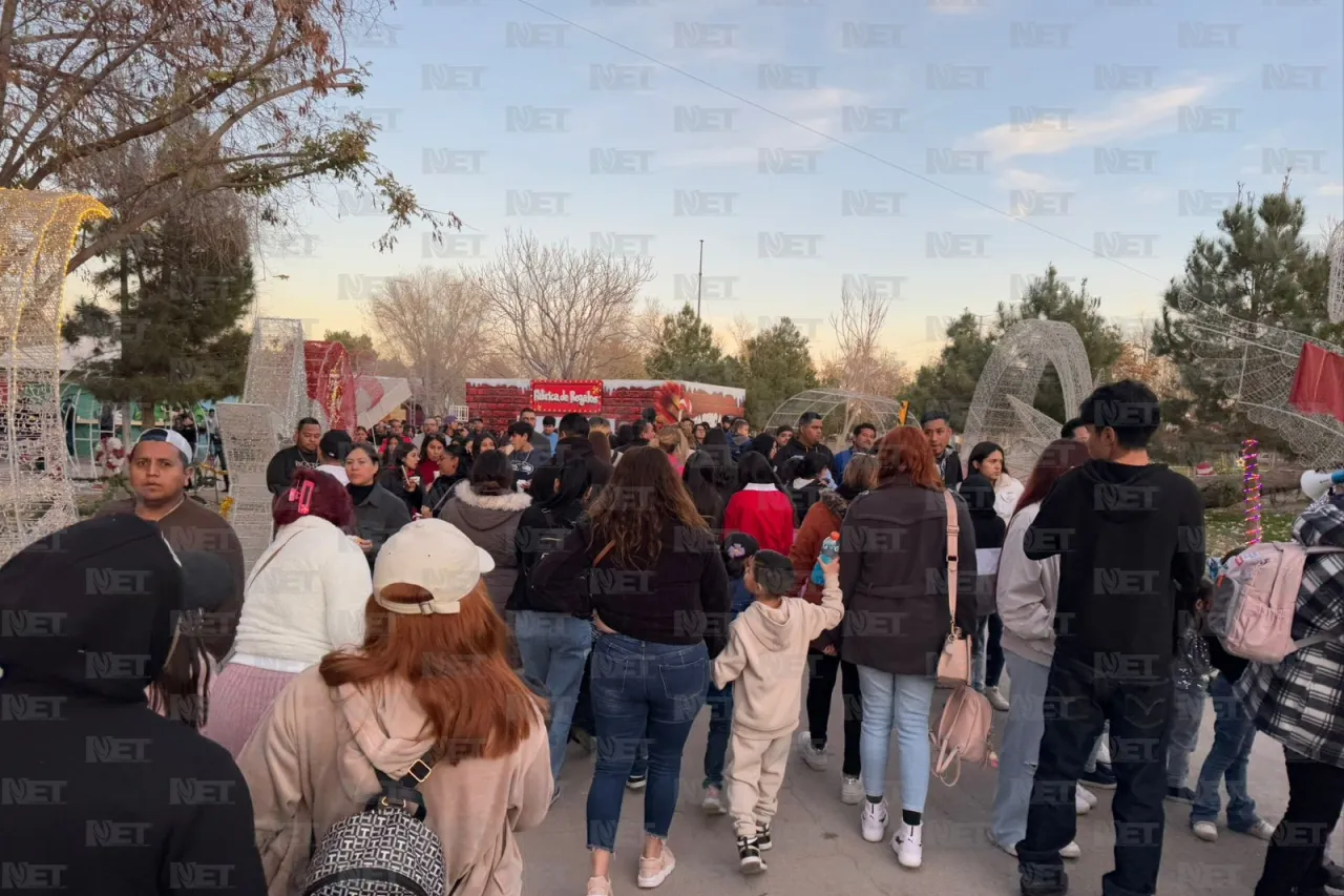 Parten megarosca de reyes en Villa Navideña del DIF