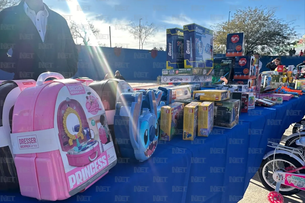 Celebran infantes la llegada de los Reyes Magos en el Parque Central