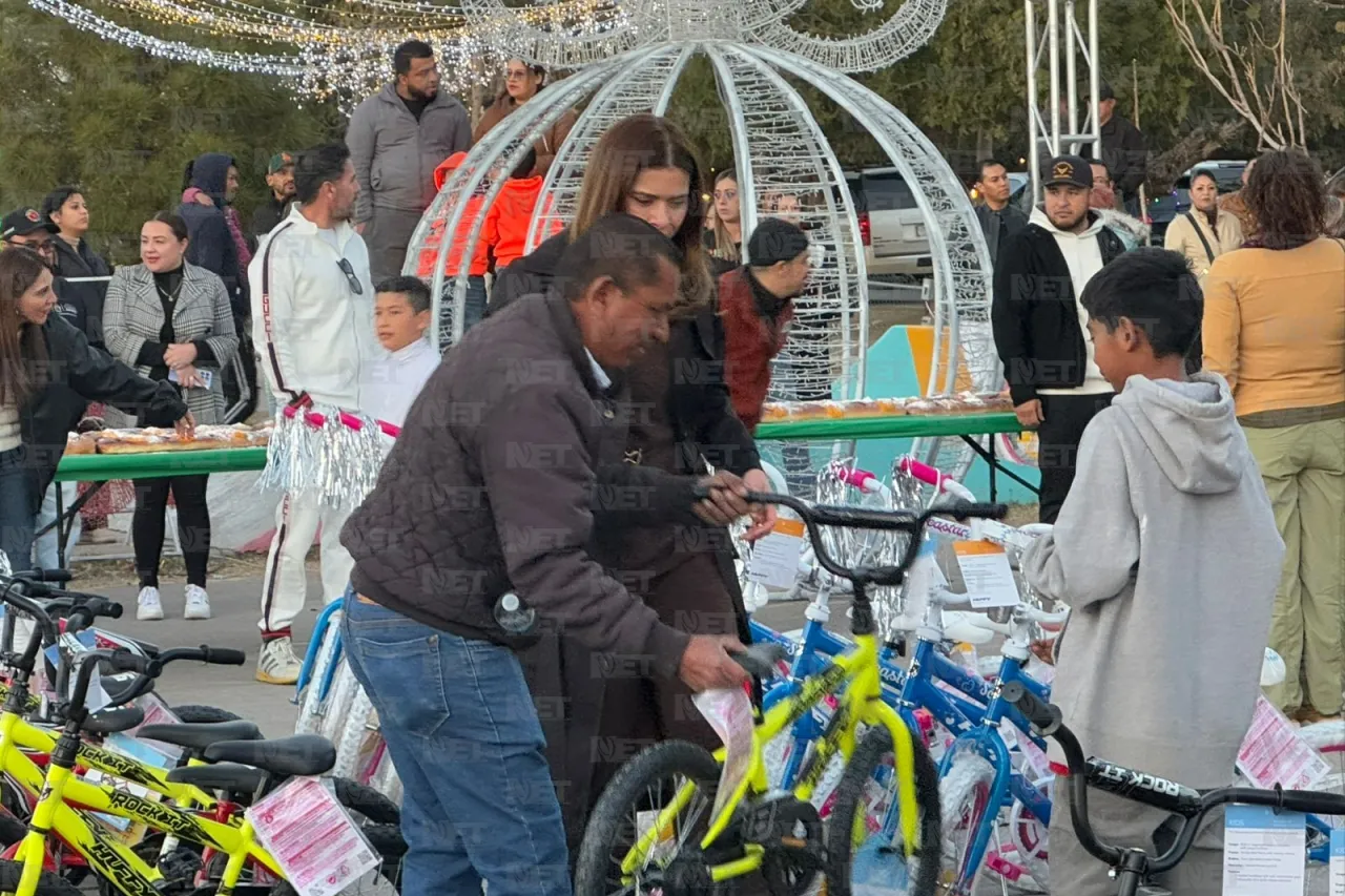 Parten megarosca de reyes en Villa Navideña del DIF