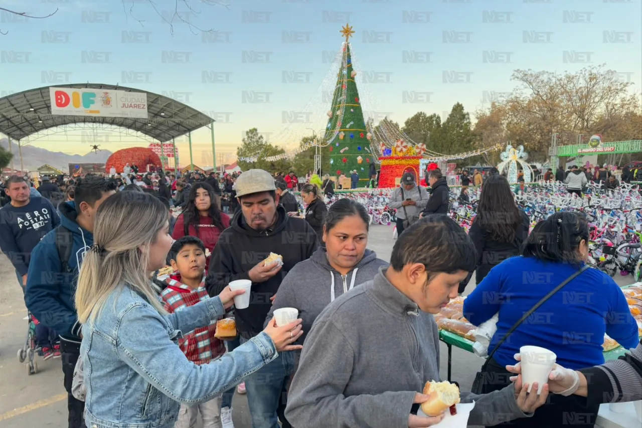 Parten megarosca de reyes en Villa Navideña del DIF