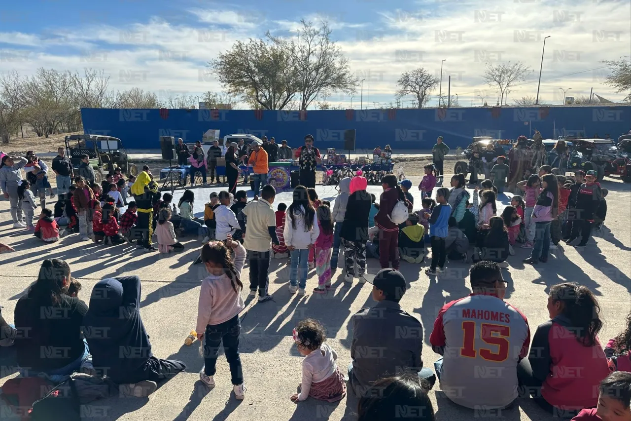 Celebran infantes la llegada de los Reyes Magos en el Parque Central