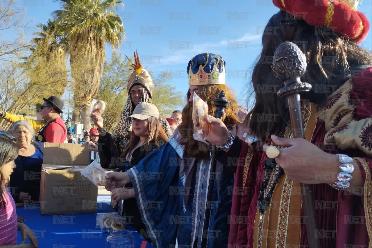 Celebran infantes la llegada de los Reyes Magos en el Parque Central