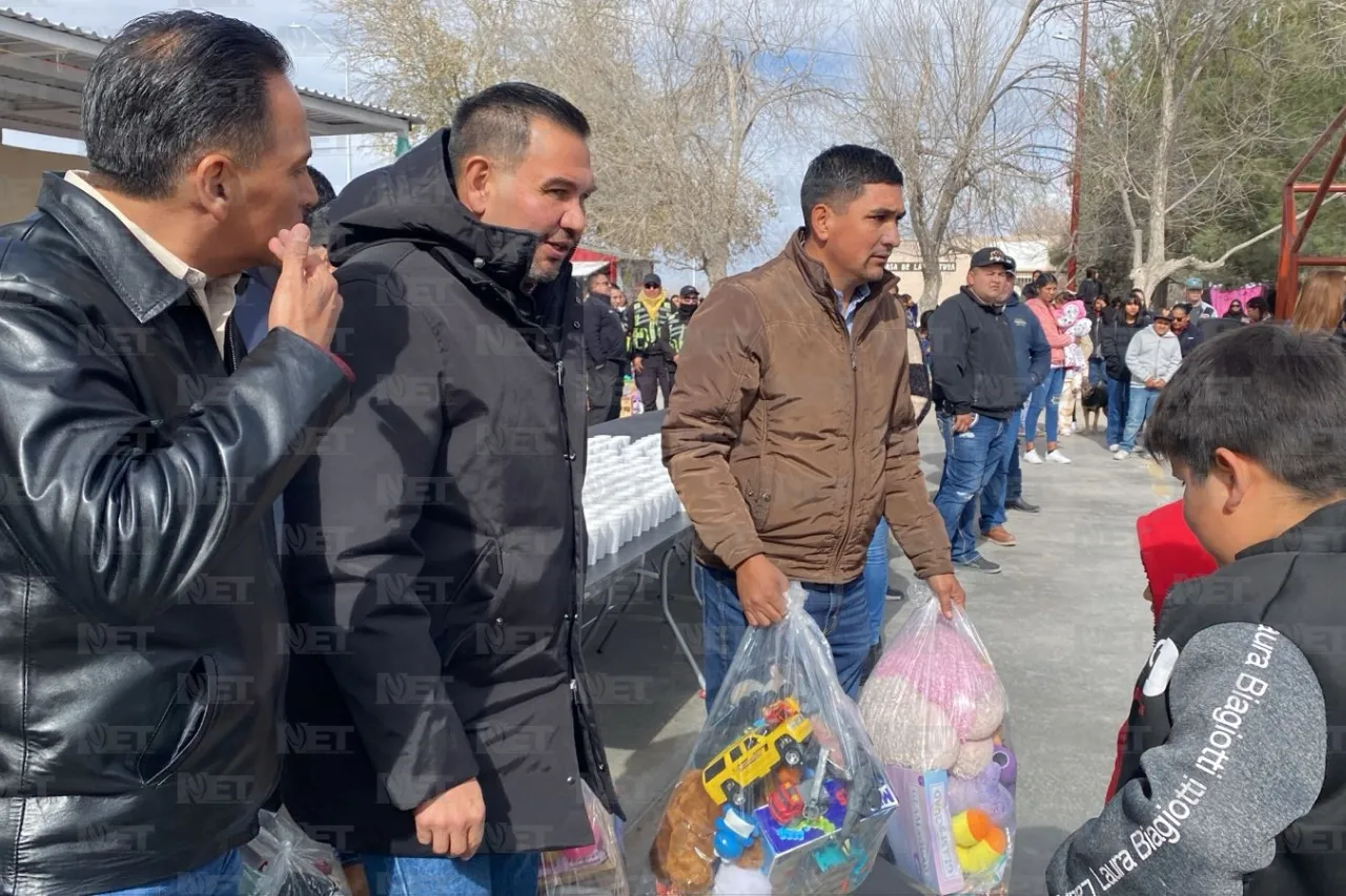 Llevan regalos a niños de Samalayuca