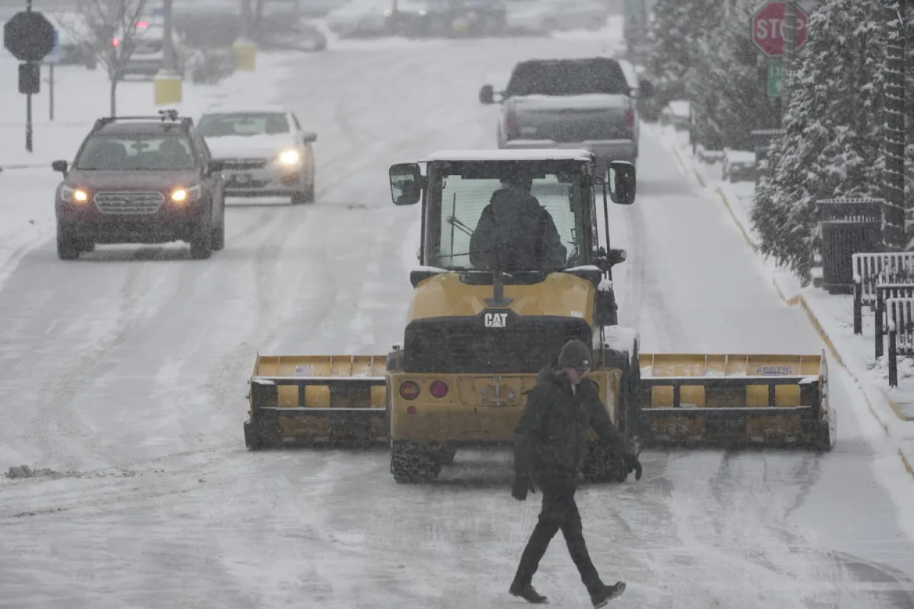 Tormenta invernal arroja frío, nieve y hielo en EU