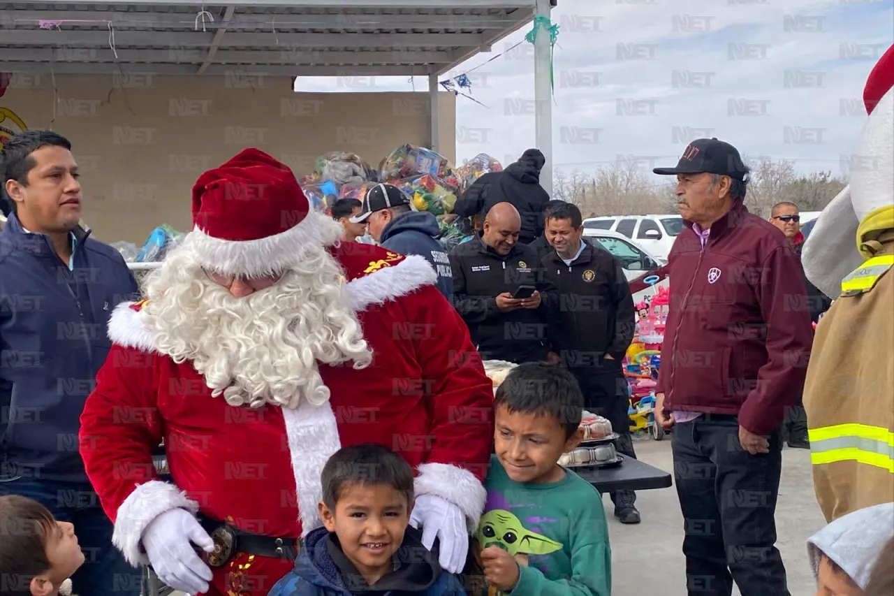 Llevan regalos a niños de Samalayuca