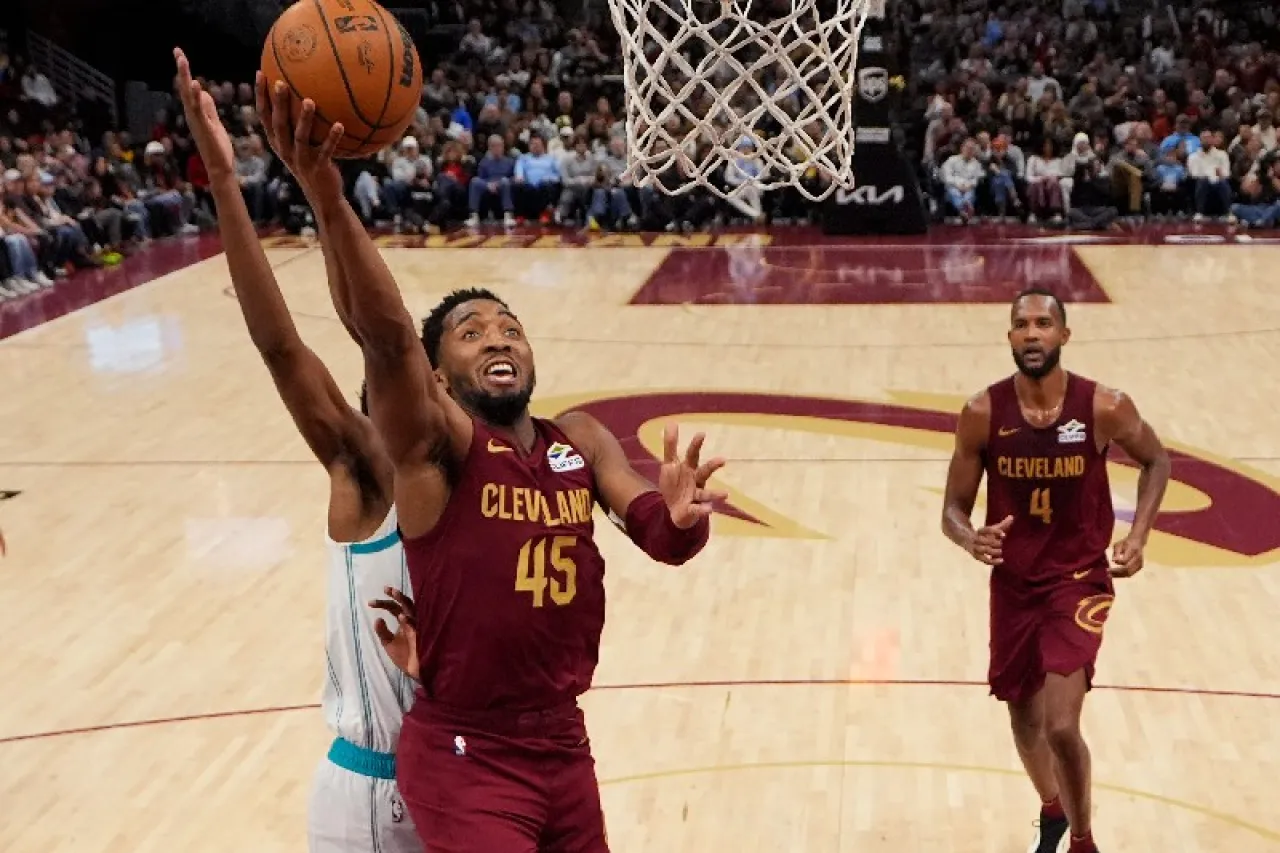 Cavs vencen a Hornets y no se bajan del liderato en la NBA