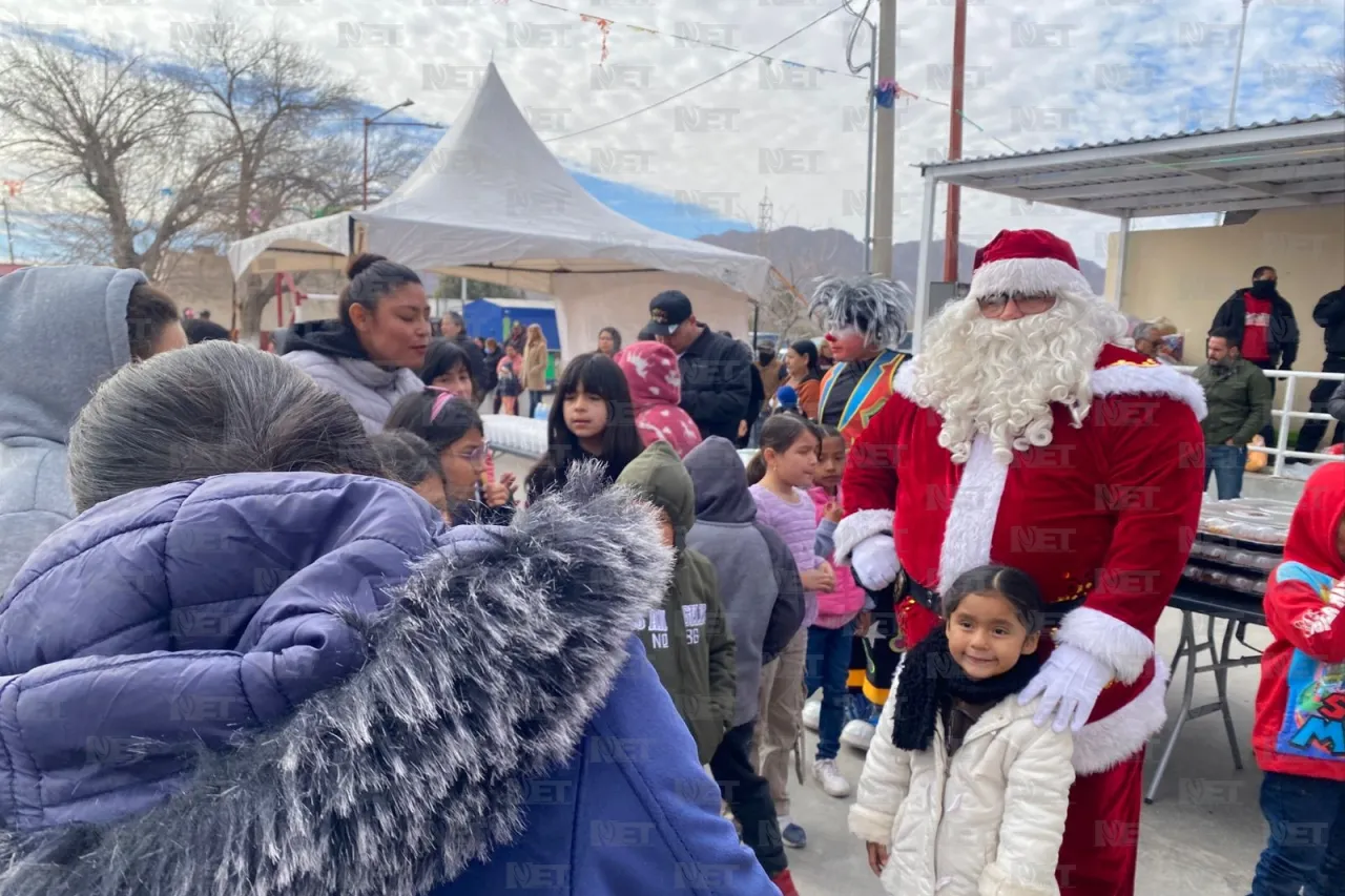 Llevan regalos a niños de Samalayuca