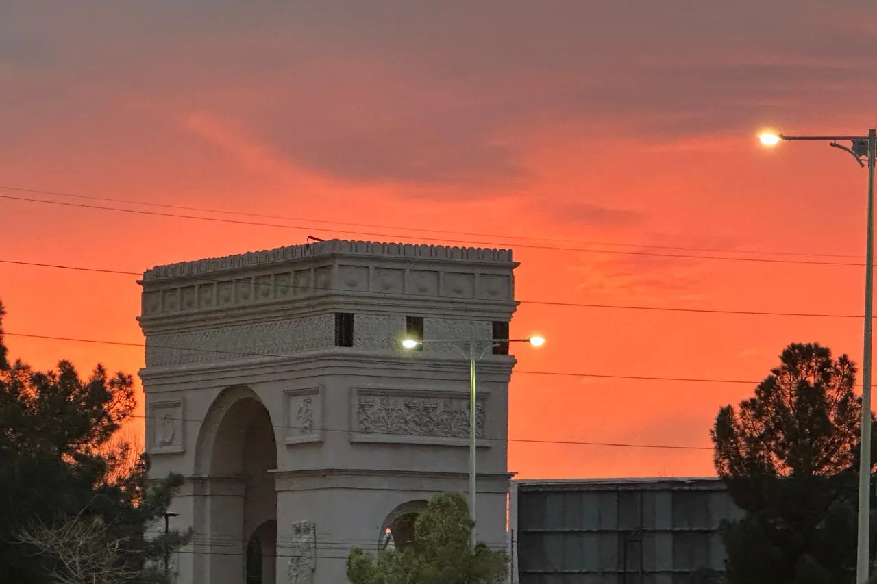 Hermoso atardecer naranja en Juárez