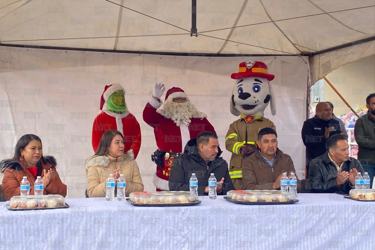 Llevan regalos a niños de Samalayuca