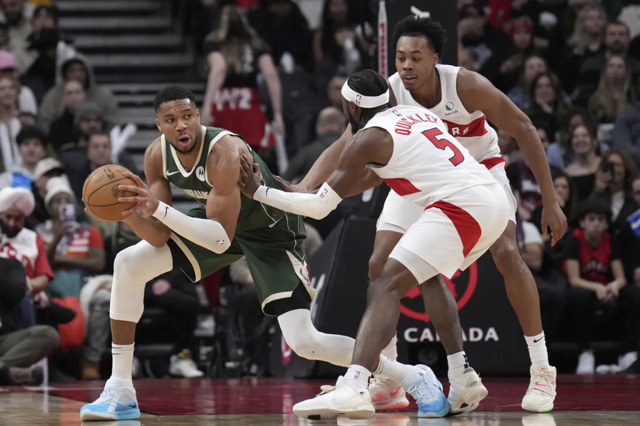 Se imponen Bucks sobre Raptors