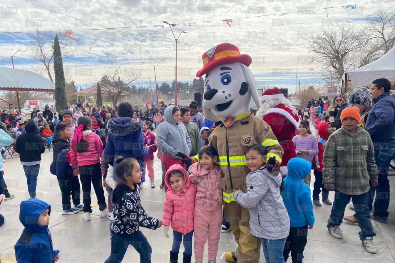 Llevan regalos a niños de Samalayuca