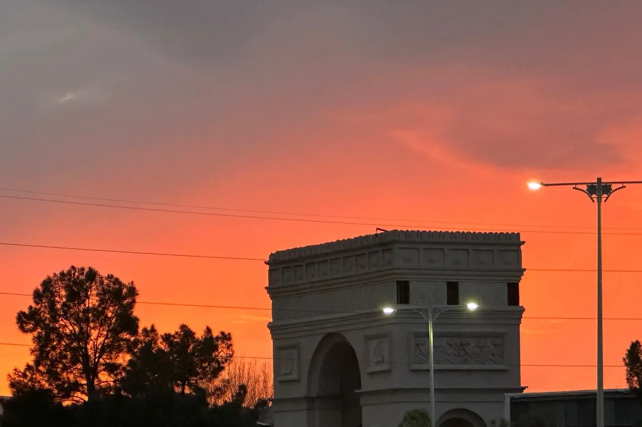 Hermoso atardecer naranja en Juárez