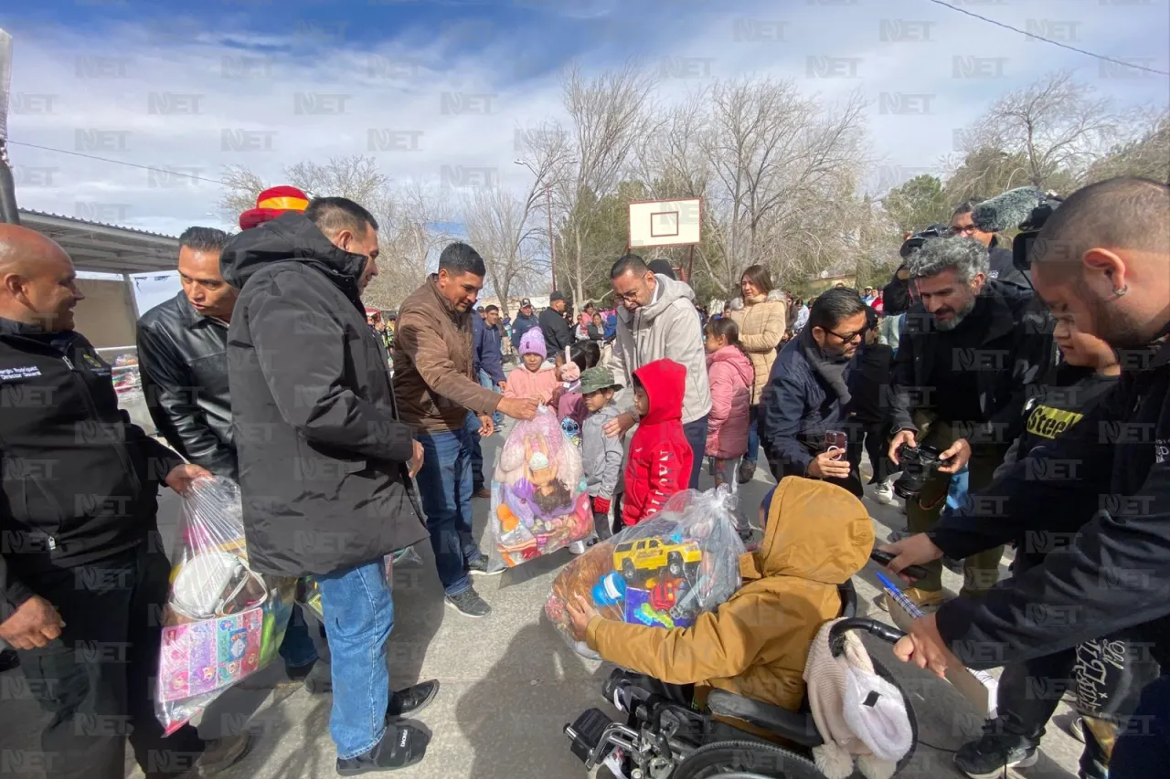 Llevan regalos a niños de Samalayuca