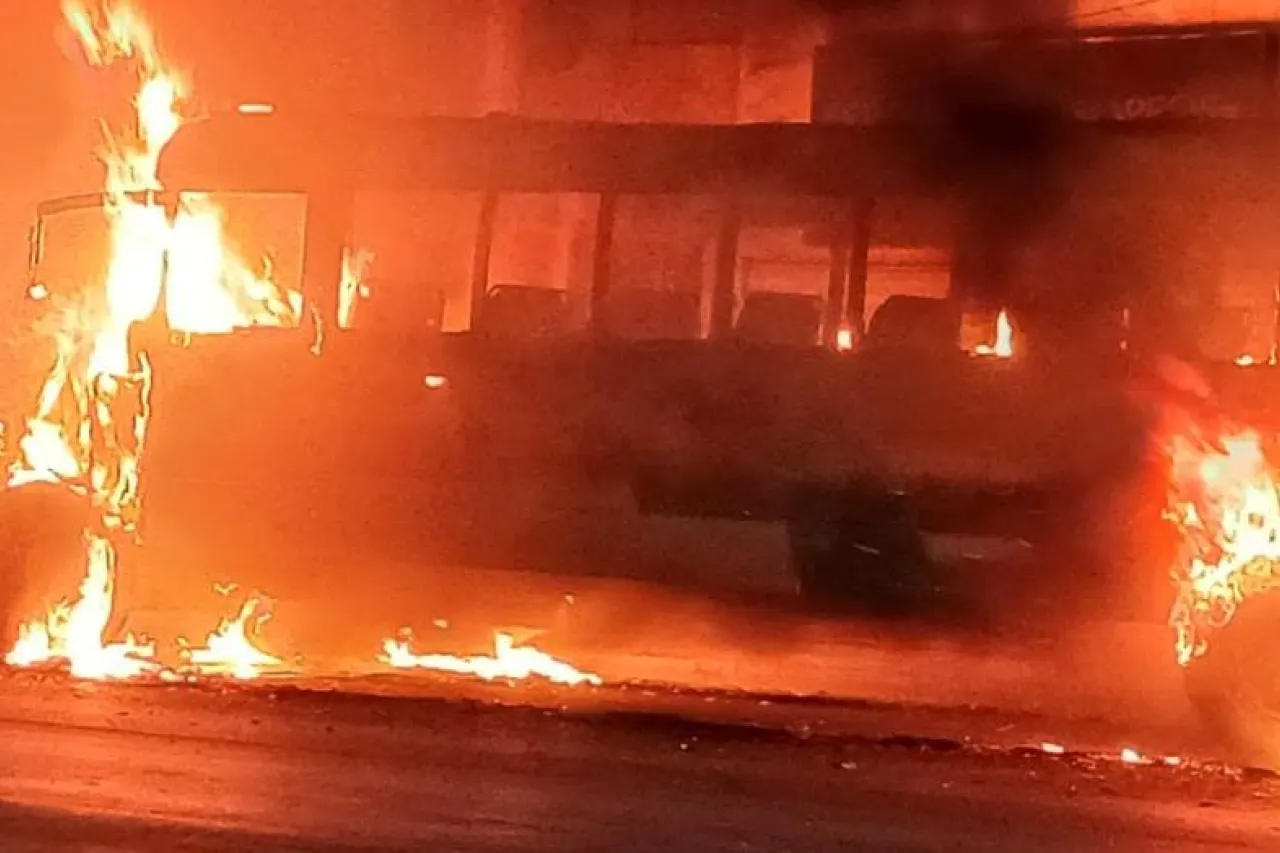 Arde camión de maquila al sur de Chihuahua capital