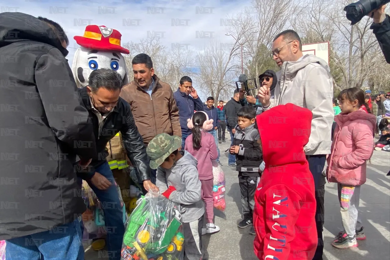 Llevan regalos a niños de Samalayuca