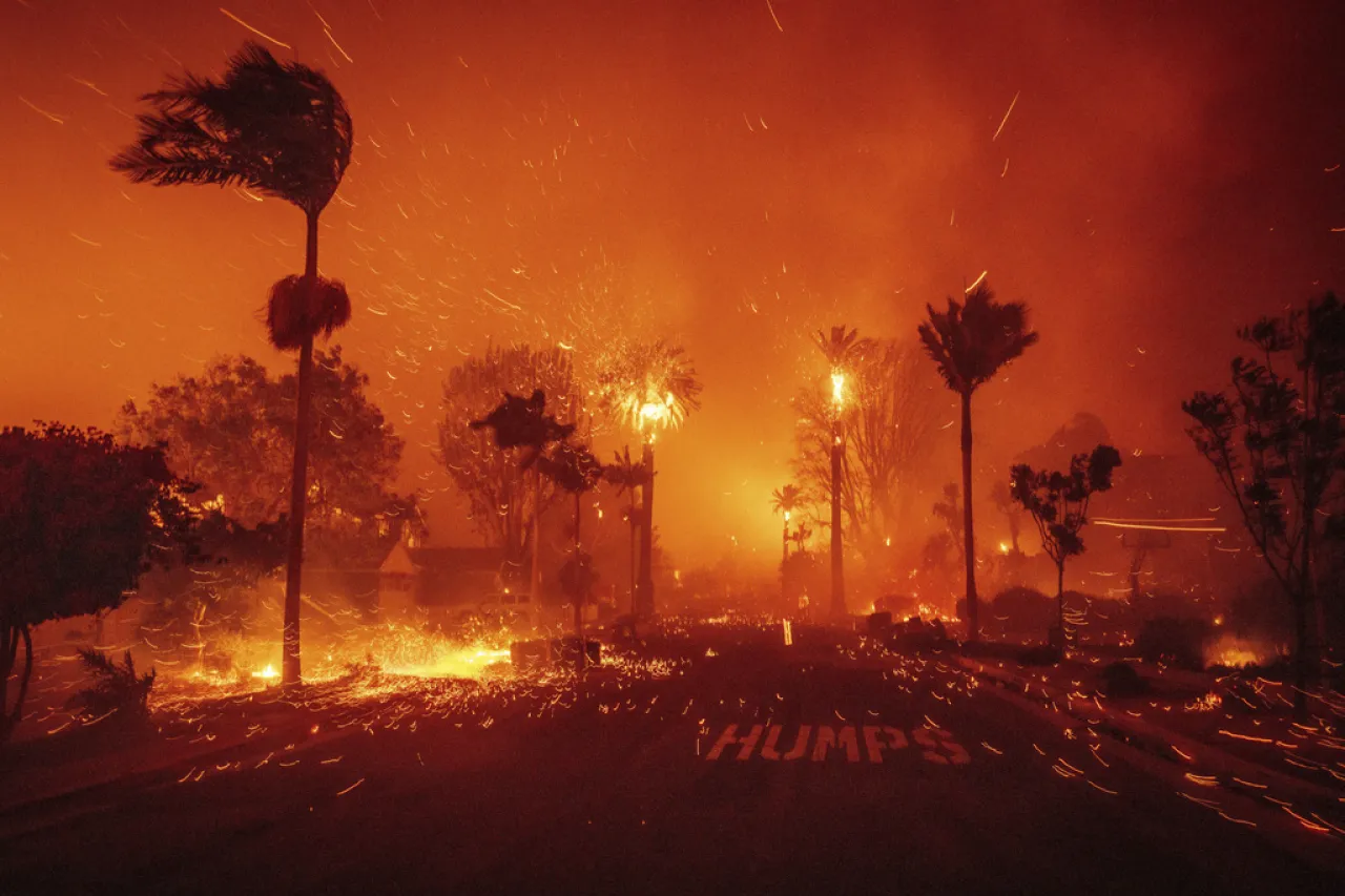 Un incendio en California destruye muchas estructuras; vientos ganan fuerza